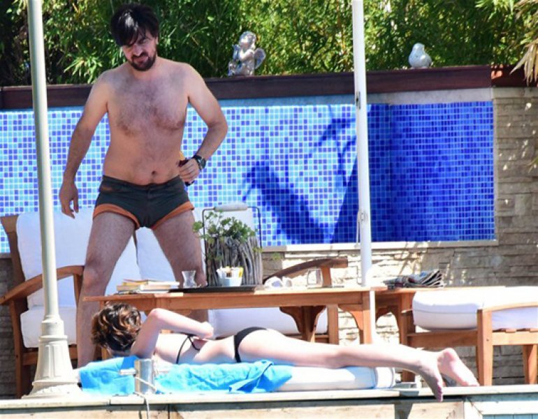 Farah Zeynep Abdullah güneşlenirken fena yakalandı