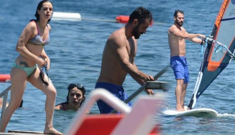 Özge Özpirinçci sudan çıkmadı