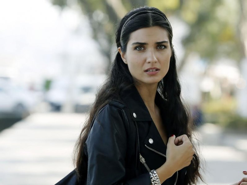 Tuba Büyüküstün çocuklarıyla okul yolunda