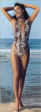 Bülent Ersoy ve Zeki Müren dudak dudağa