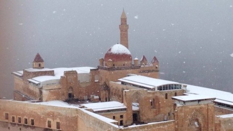İshak Paşa Sarayı'ndan kış manzarası 