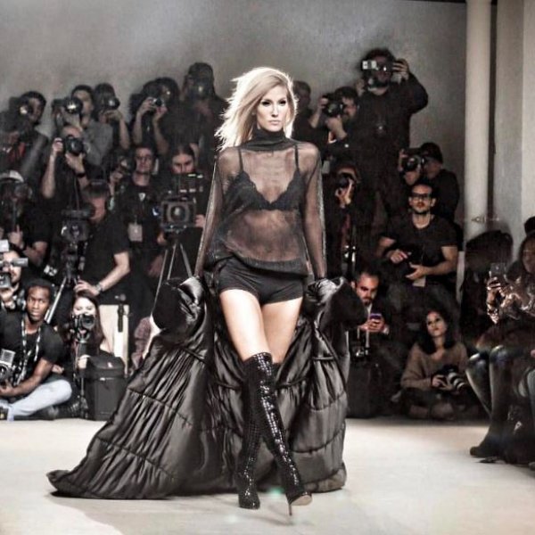 Çağla Şıkel genç mankenlere taş çıkarıyor 