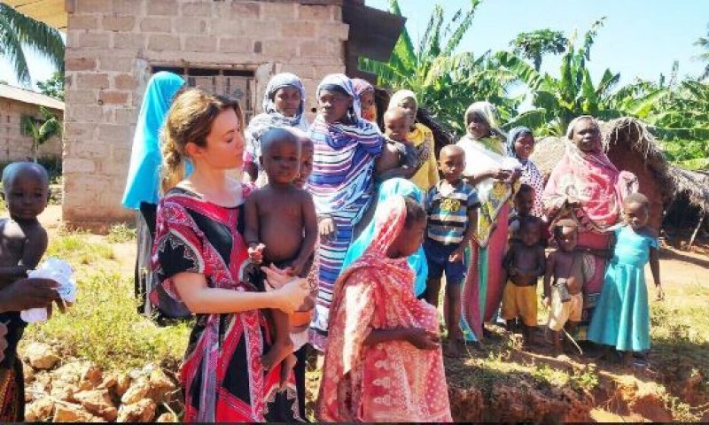 Gamze Özçelik kendini Afrikalı çocuklara adadı
