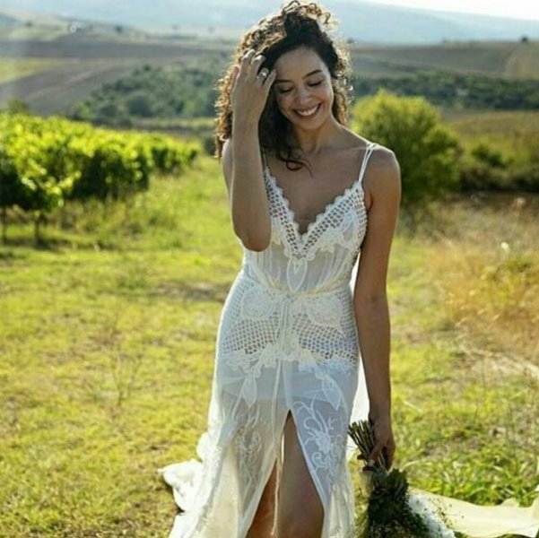 Azra Akın'dan mütevazı düğün 