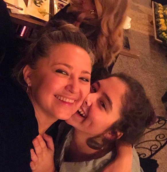 pinar aylin in kizi annesinin boyunu gecti
