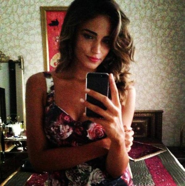 Şafak Sezer: Açalya bacaklarını yanlara doğru açıyor