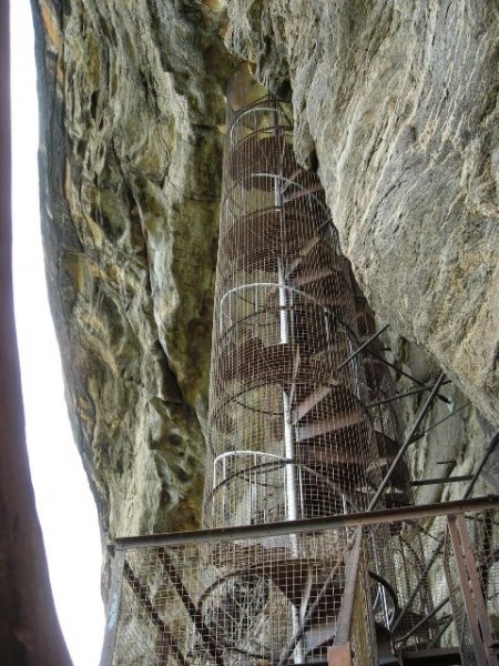 Dağın tepesindeki gizemli yapı Aslan Kayası