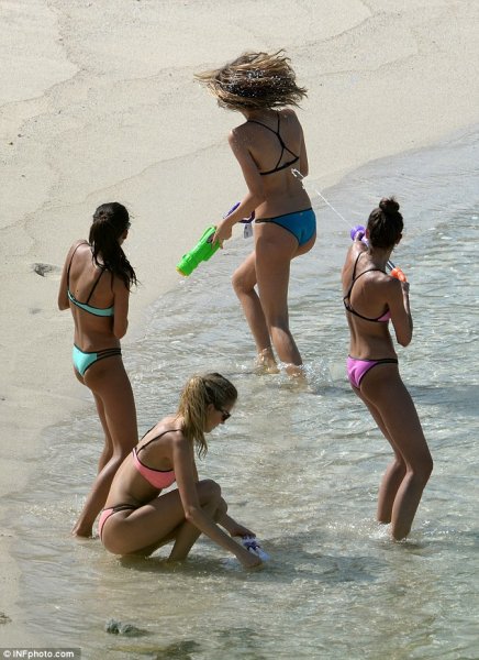 Victoria's Secret meleklerinin su savaşı