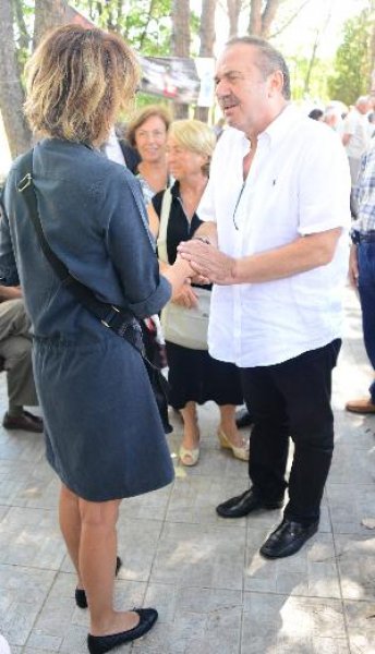 Gülse Birsel annesini son yolculuğuna uğurladı