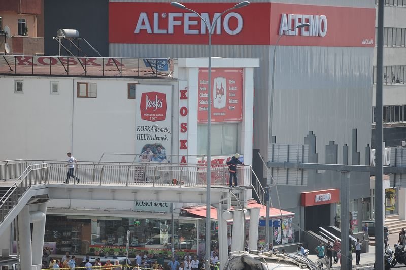 Avcılar'da E-5 üzerinde bir üst geçit çöktü