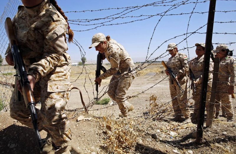 Kadın peşmergelerin beceri eğitiminden kareler