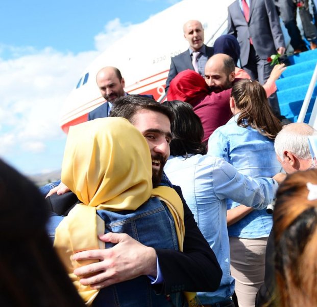 Serbest kalan Türkler aileleriyle buluştu