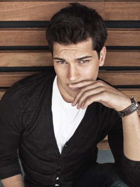 Model ve oyuncu Çağatay Ulusoy yeni yaşını kutladı 