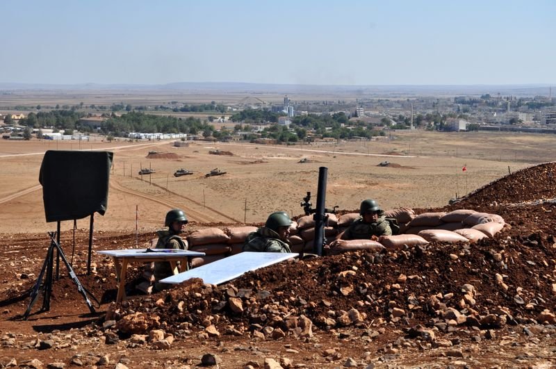 Kobani sınırına tank yığınağı