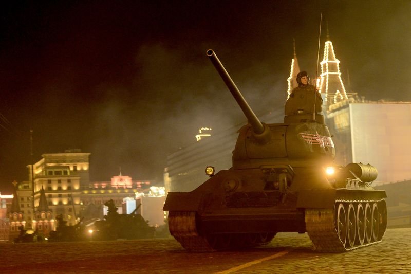 Rus tankları Kızıl Meydan'a indi