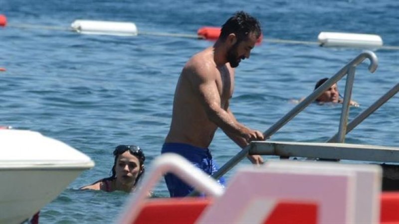 Özge Özpirinçci sudan çıkmadı