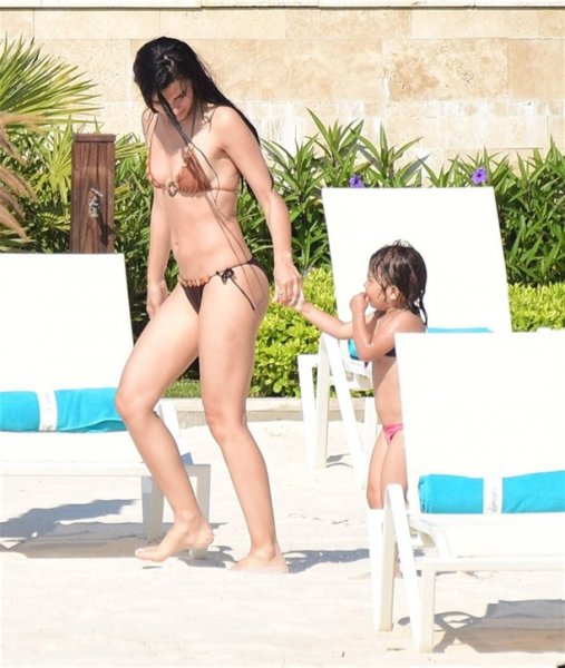 Tuba Büyüküstün tatilde