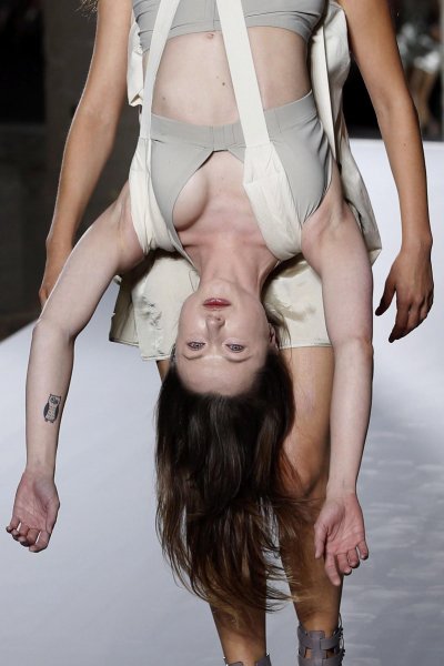 Paris Moda Haftası'nda ilginç defile