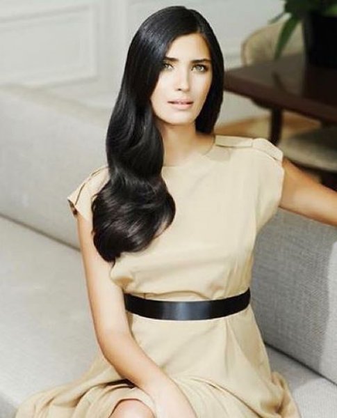 Tuba Büyüküstün çocuklarıyla okul yolunda