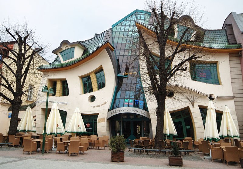 Crooked House - Sopot Polonya’nın Sopot şehrinin popüler Monciak Caddesi’nd...