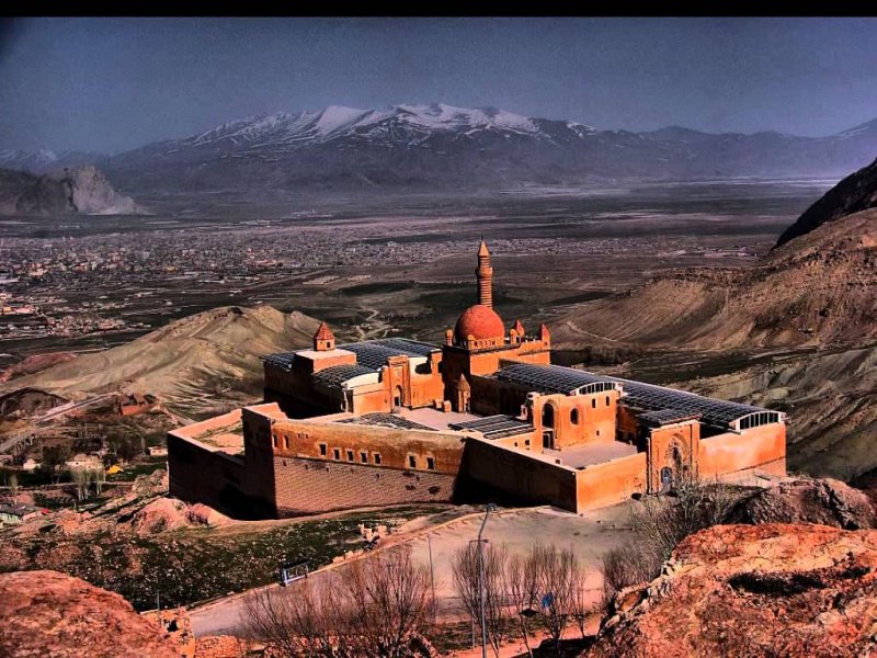 İshak Paşa Sarayı'ndan kış manzarası 