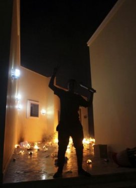 Bingazi'deki ABD Konsolosluğu yakıldı