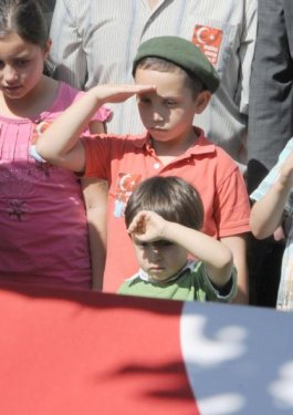 Şehit oğlu yürek parçaladı