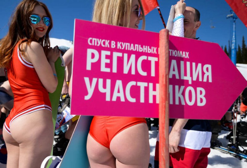 Rusya'da kar üstünde bikinili festival