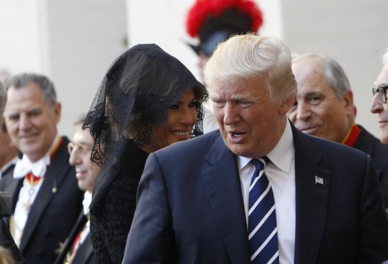 Arabistan'da başını açan First Lady  Vatikan'da kapattı