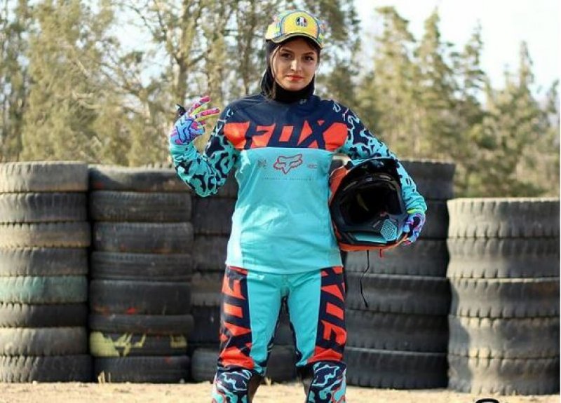 İranlı kadın motosikletçi yasakların kalkmasını istiyor