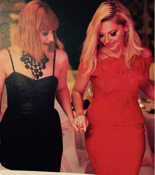 Almanya'da konser veren Hadise tek çizmeyle sahneye çıktı 