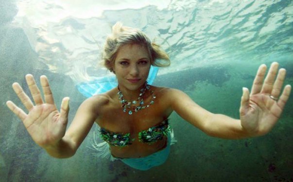 Hannah kendini deniz kızı sanıyor