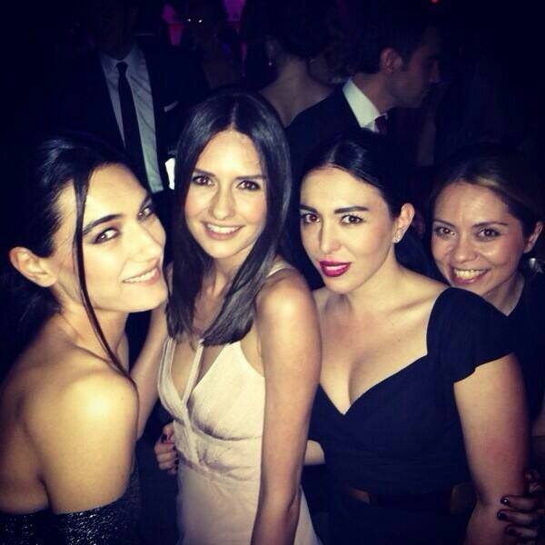 Yasemin Ergene çocuklarıyla podyumda