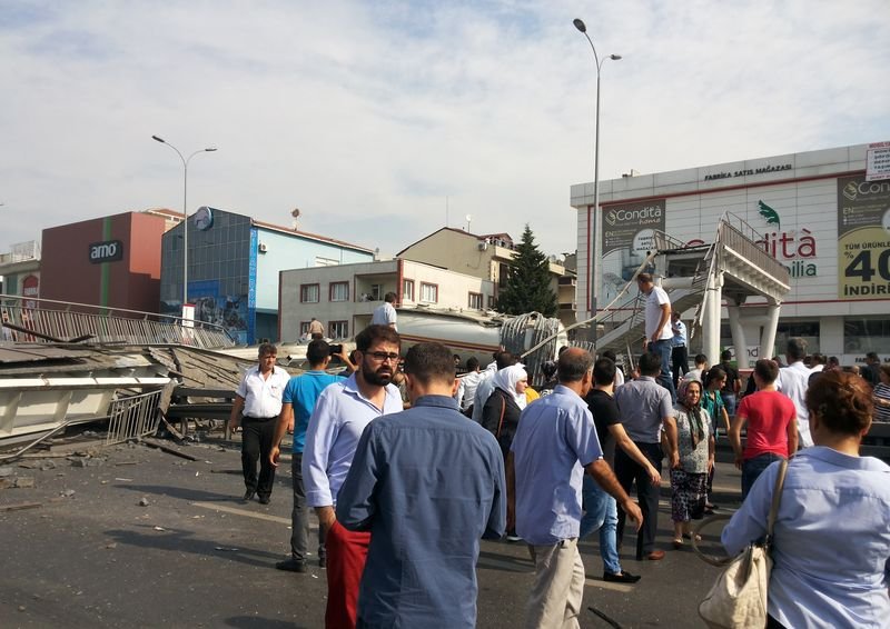 Avcılar'da E-5 üzerinde bir üst geçit çöktü