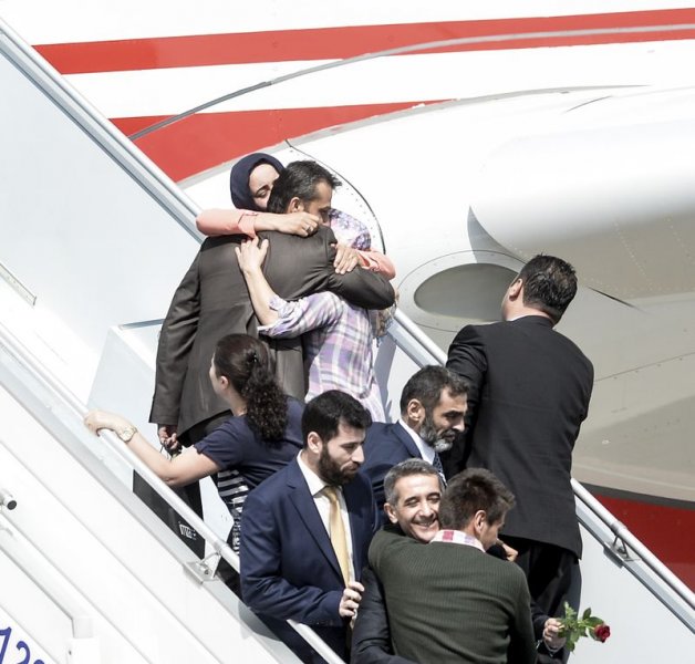 Serbest kalan Türkler aileleriyle buluştu