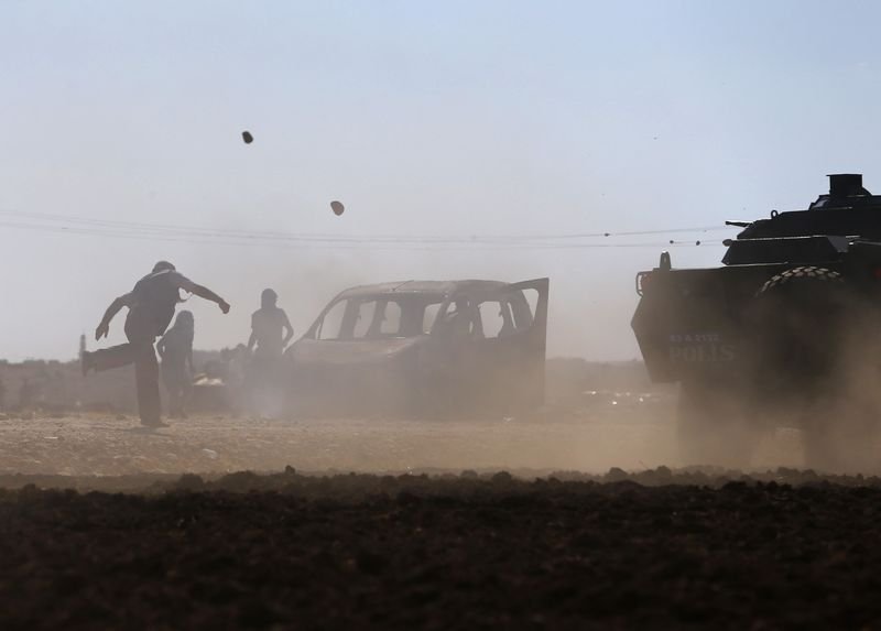 Kobani'ye gitmek isteyen grup askerle çatıştı