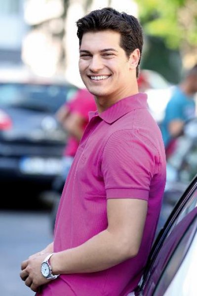 Model ve oyuncu Çağatay Ulusoy yeni yaşını kutladı 