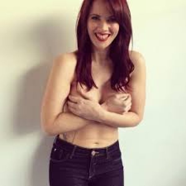 Ünlü sunucu Claira Hermet göğüslerine partiyle veda etti