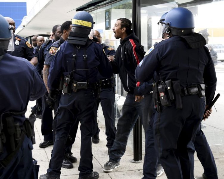 ABD'de siyahi gencin cenazesinde olaylar çıktı