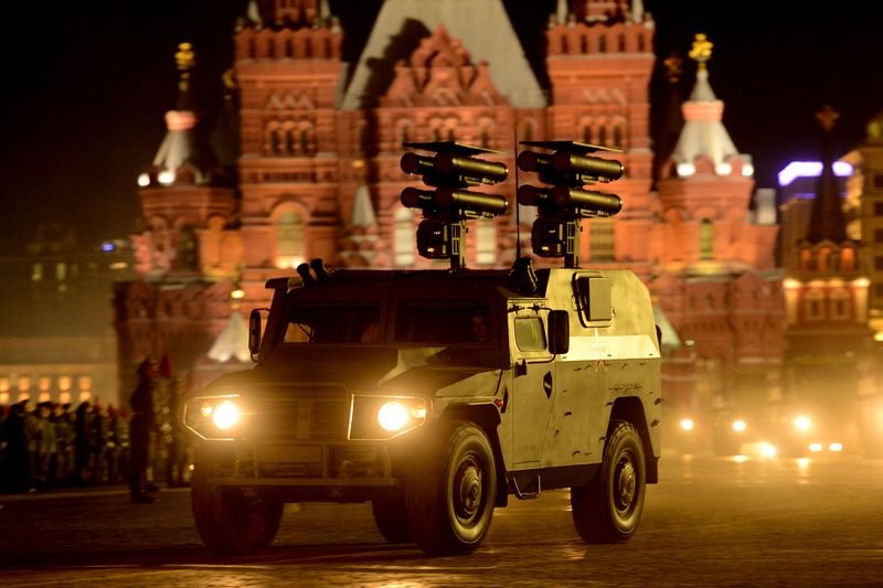 Rus tankları Kızıl Meydan'a indi