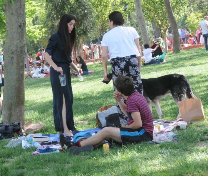 Bergüzar Korel ve Halit Ergenç'in piknik keyfi 