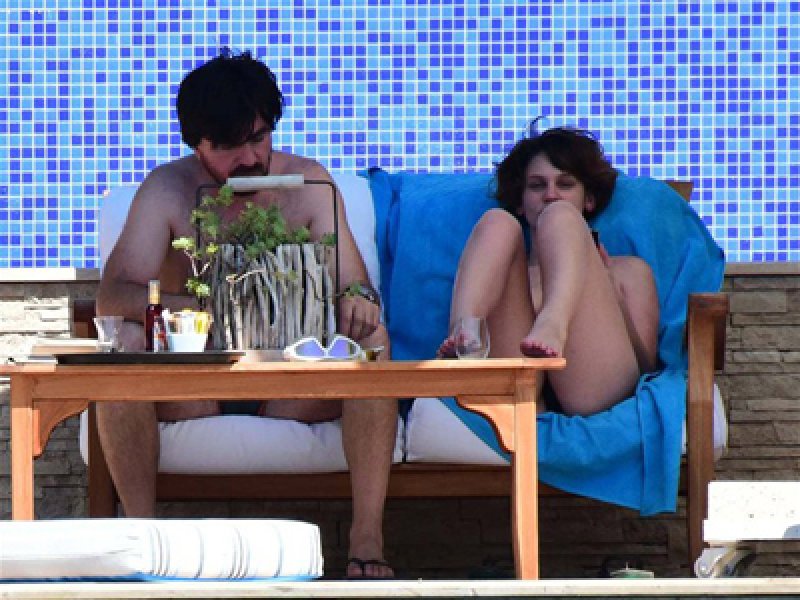 Farah Zeynep Abdullah güneşlenirken fena yakalandı