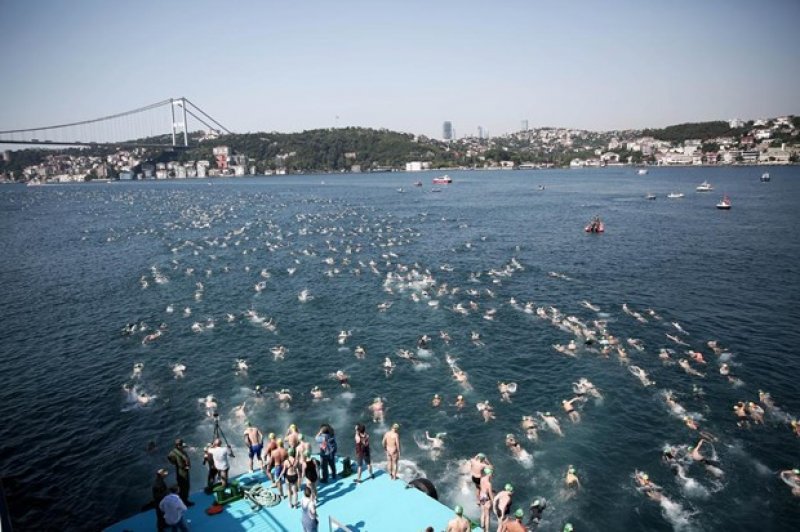 İstanbul Boğazı'nda yüzme şöleni