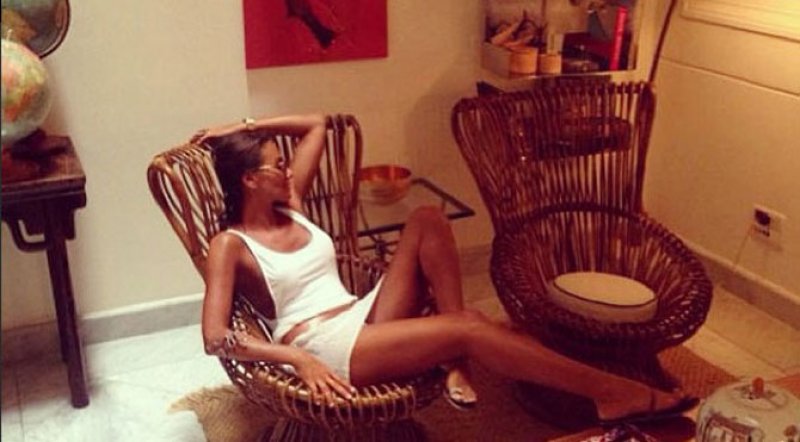 Sosyetik güzel Eda Taşpınar'dan kontrol bakışı