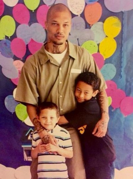 Yakışıklı mahkum Jeremy Meeks hapisten çıktı 