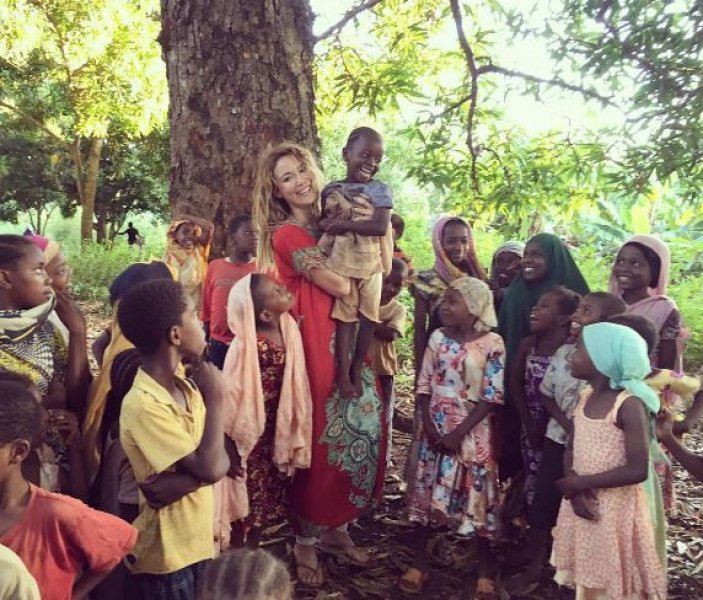 Gamze Özçelik kendini Afrikalı çocuklara adadı