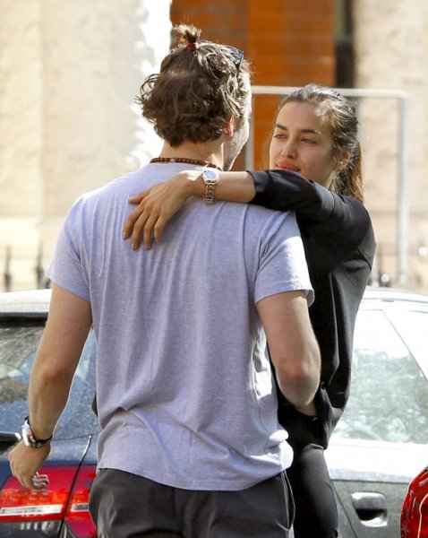 Ünlü model Irina Shayk bebeği ile yürüyüşe çıktı