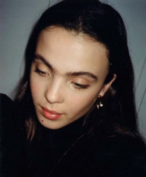 Sosyal medyanın tek kaşlı modeline teklif yağıyor 