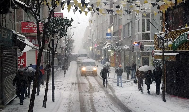 İstanbul'da kar yağışı hayatı olumsuz etkiledi