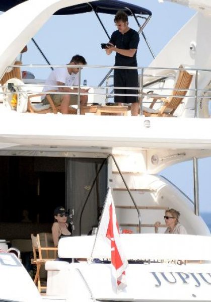 Angelina Jolie ve Brad Pitt çocuklarıyla bilikte balayına çıktı 